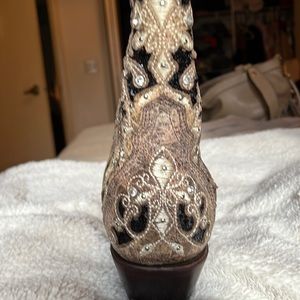 Brand new women’s corral cowboy boots!